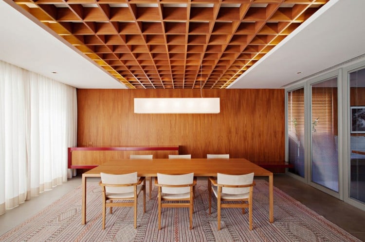 plafond-caisson-lambris-bois-massif-table-rectangulaire-chaises