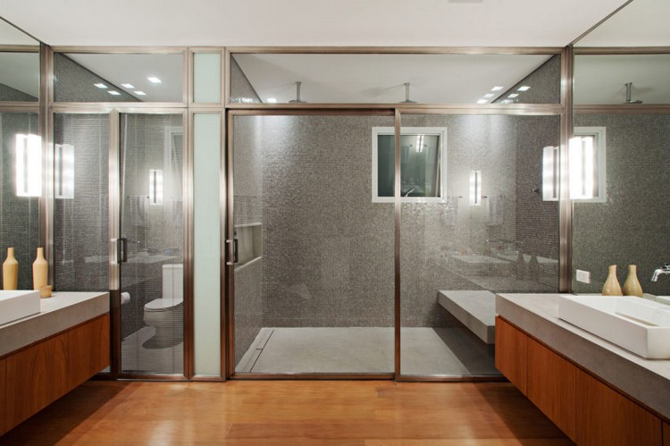 plafond-caisson-salle-bain-moderne-parement-bois-cabine-douche-italienne