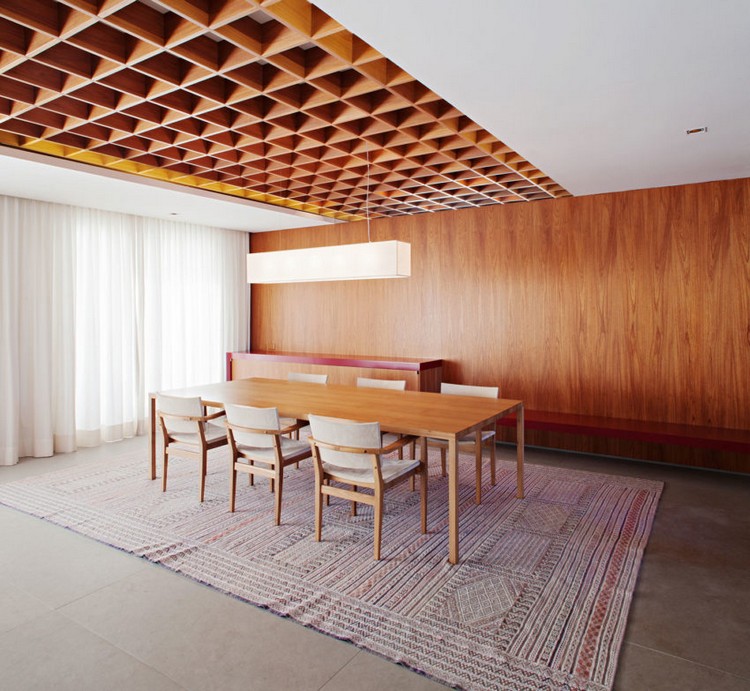 plafond-caisson-salon-moderne-tapis-original-salle-manger