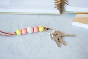 porte clé DIY-permes-bois-couleurs-pastel