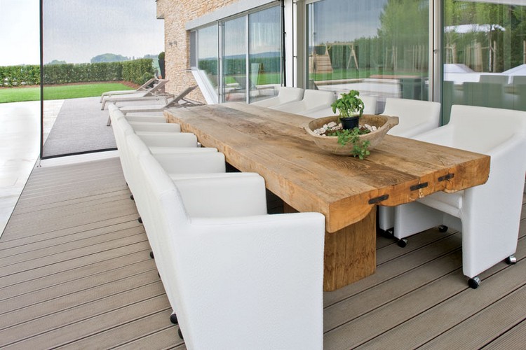 revêtement-terrasse-linéum-table-bois-massif-fauteuils-blancs