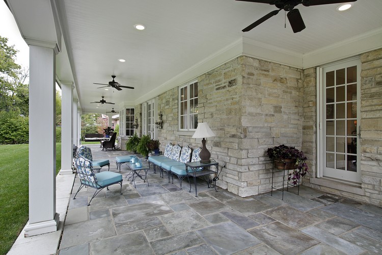 revêtement-terrasse-pierre-grise-parement-mural-spots-led