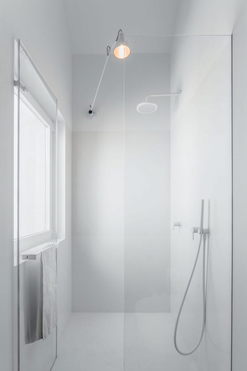 salle de bain blanche de style minimalsite avec douche encastrée et paroi fixe salle-bain-blanche-style-minimalsite-douche-encastrée-paroi-fixe