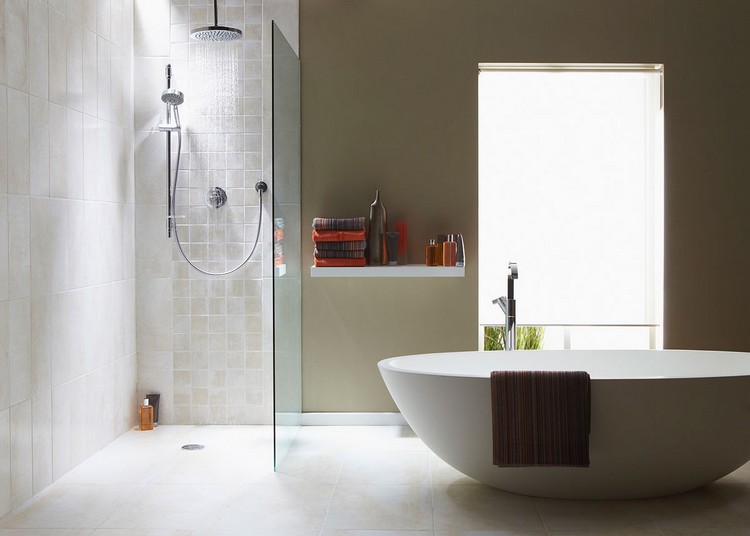 salle de bain avec douche ambiance-zen-baginoire-îlot-carrelage
