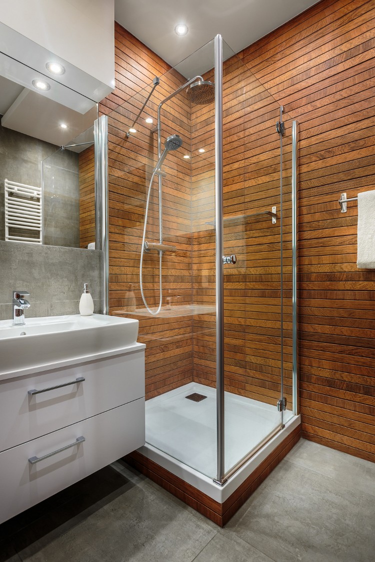 salle de bain avec douche parement-mural-bois-massif-béton-meuble-lavabo