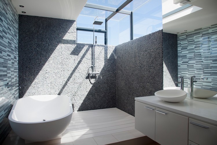 salle de bain avec douche parement-mural-pierre-grise-baignoire-îlo