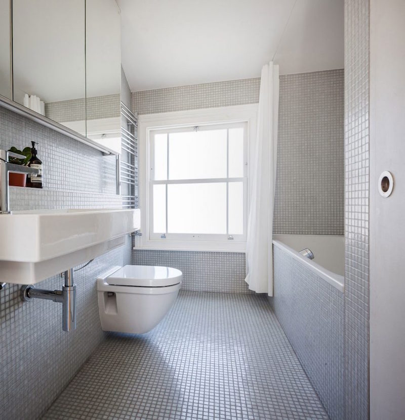 salle-bain-mosaique-gris-perle-sanitaire-blanc-maison-maison-toit-verre