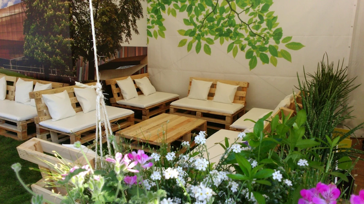 salon de jardin en palette-bois-fabriquer-soi-même-table-basse-bancs-jardin-diy
