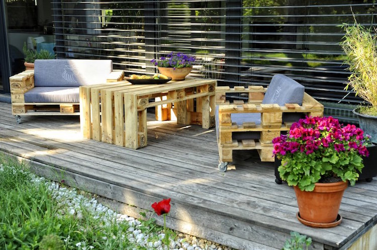 salon de jardin en palette-bois-fauteuls-table-basse-terrasse-bois