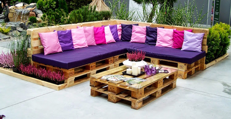 salon de jardin en palette-canapé-angle-table-basse-palette-coussins-rose-violet