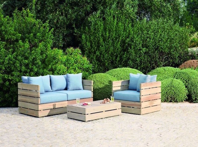 salon de jardin en palette-canapé-fauteuil-table-basse-coussins-bleus