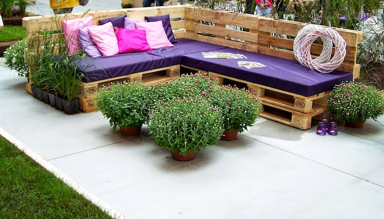 salon de jardin en palette-canapé-jardin-palettes-euro-matelas-violet-coussins-roses