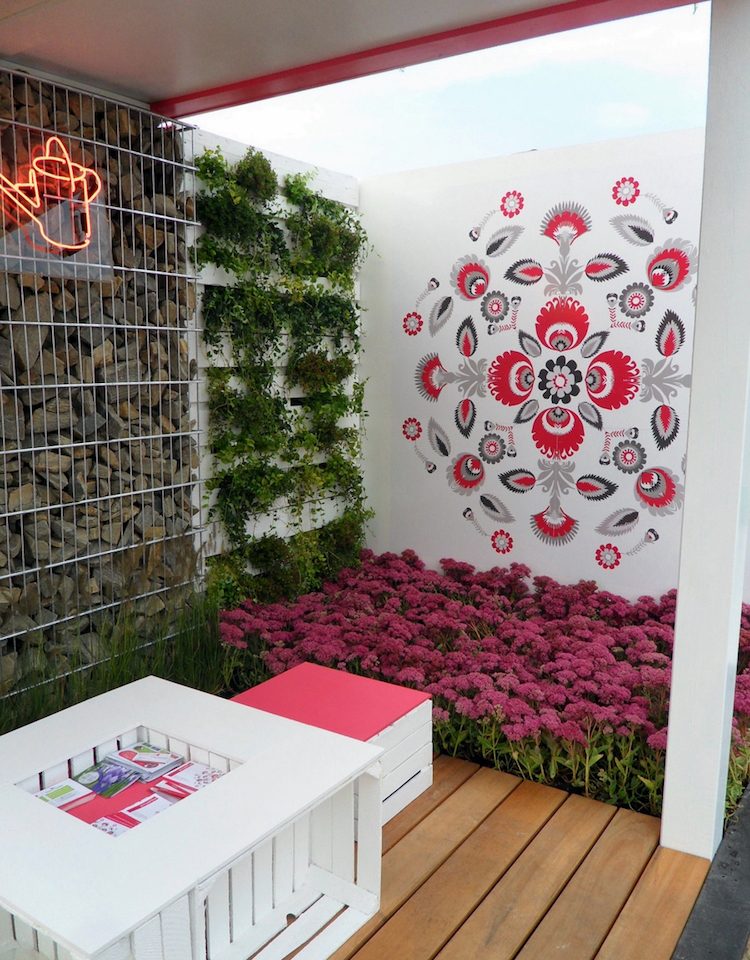 salon de jardin en palette-fabriquer-soi-même-jardin-vertical-déco-florale