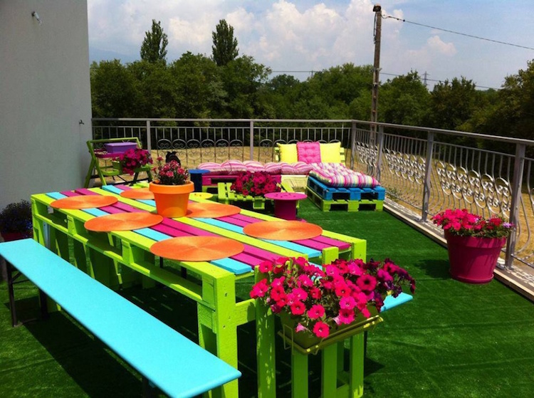 salon de jardin en palette-faire-soi-même-couleurs-flashy-déco-terrasse