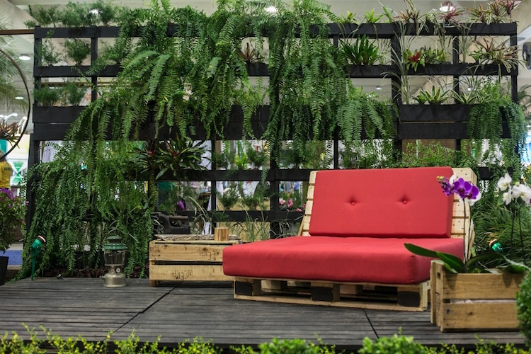 salon de jardin en palette-fauteuil-palette-fabriquer-soi-meme-matelas-rouge