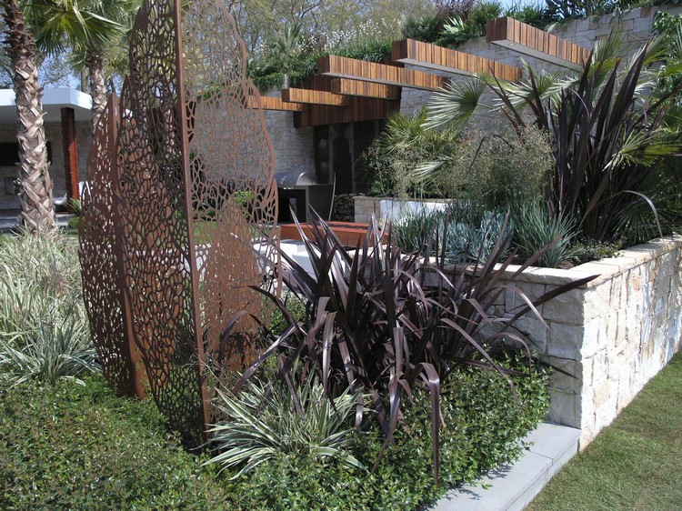 sculpture moderne acier-corten-ajouré-jardin-original