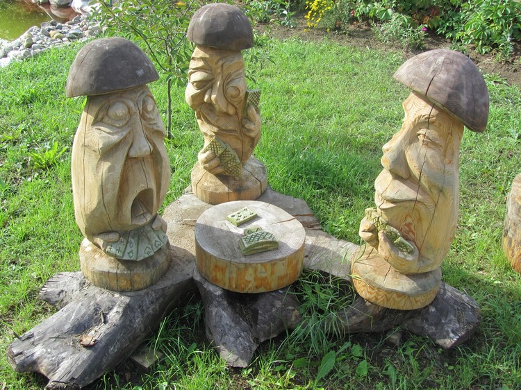 sculpture-moderne-bois-massif-personnages-rigolos
