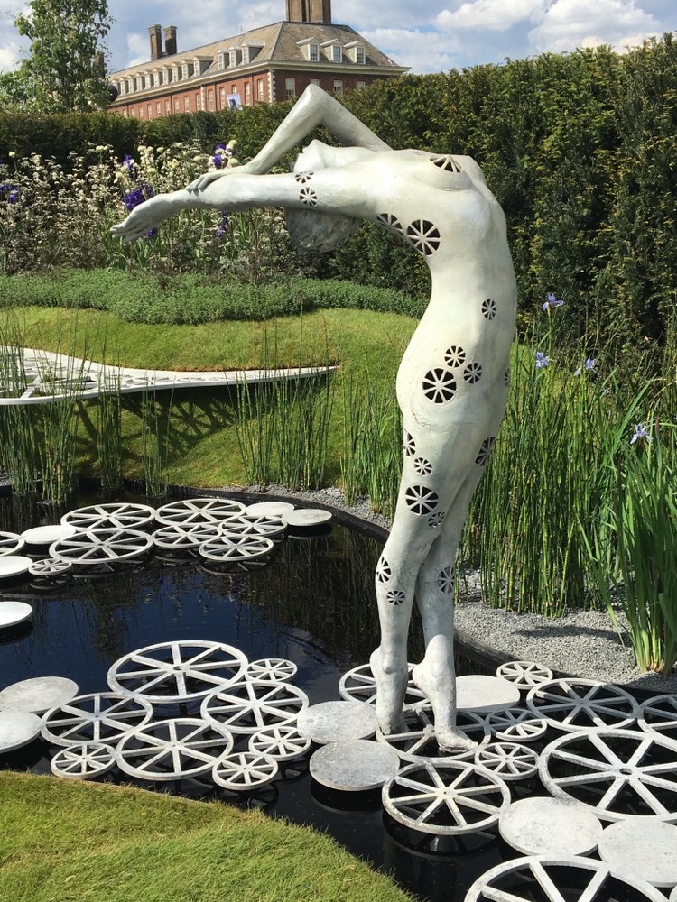 sculpture-moderne-danseuse-bassin-eau-idées-chelsea-flower-show