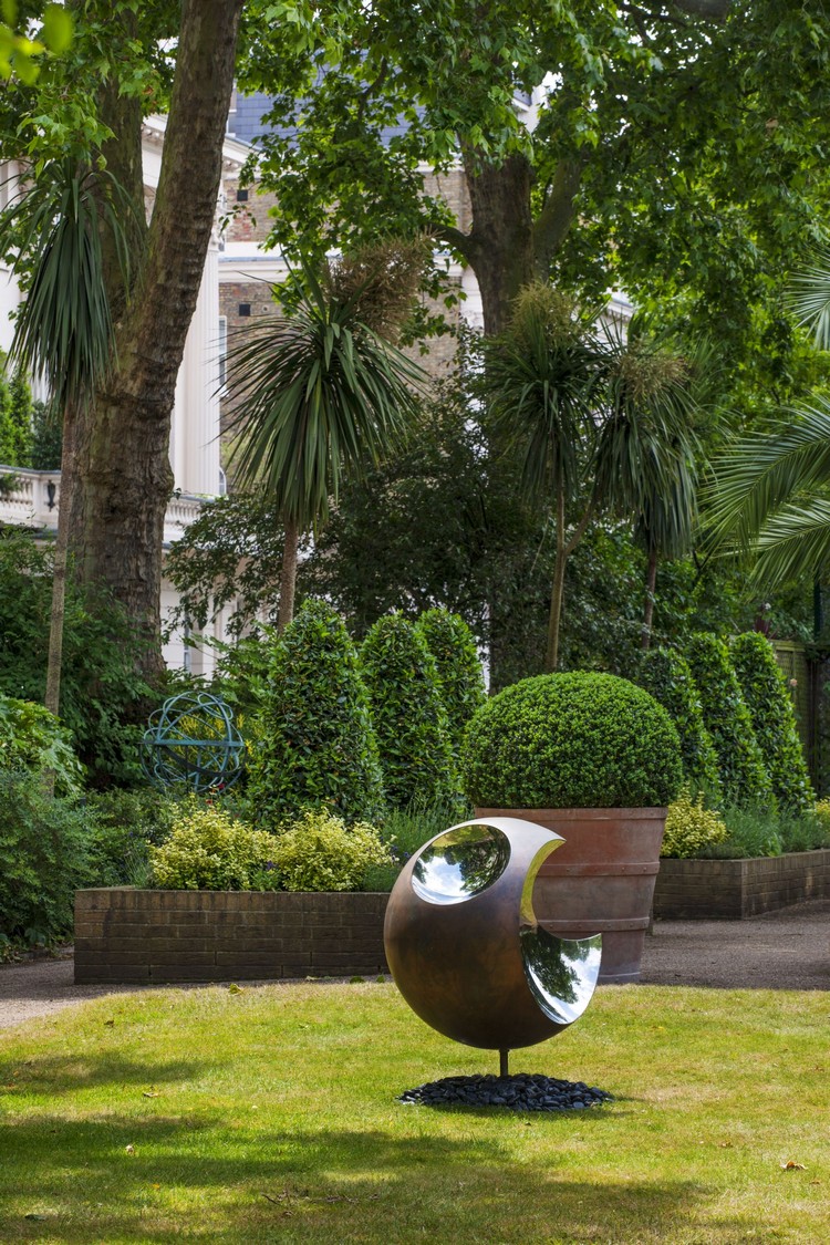 sculpture-moderne-design-métal-pomme-jardin-contemporain
