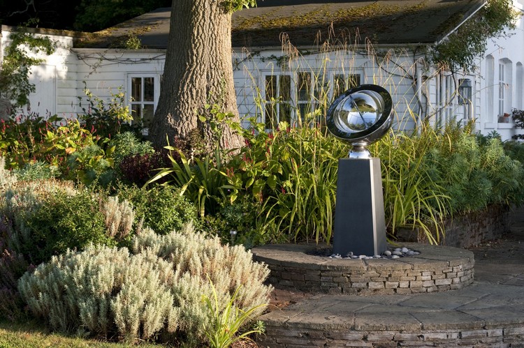 sculpture-moderne-horloge-solaire-idées-david-harber-plantes-vertes
