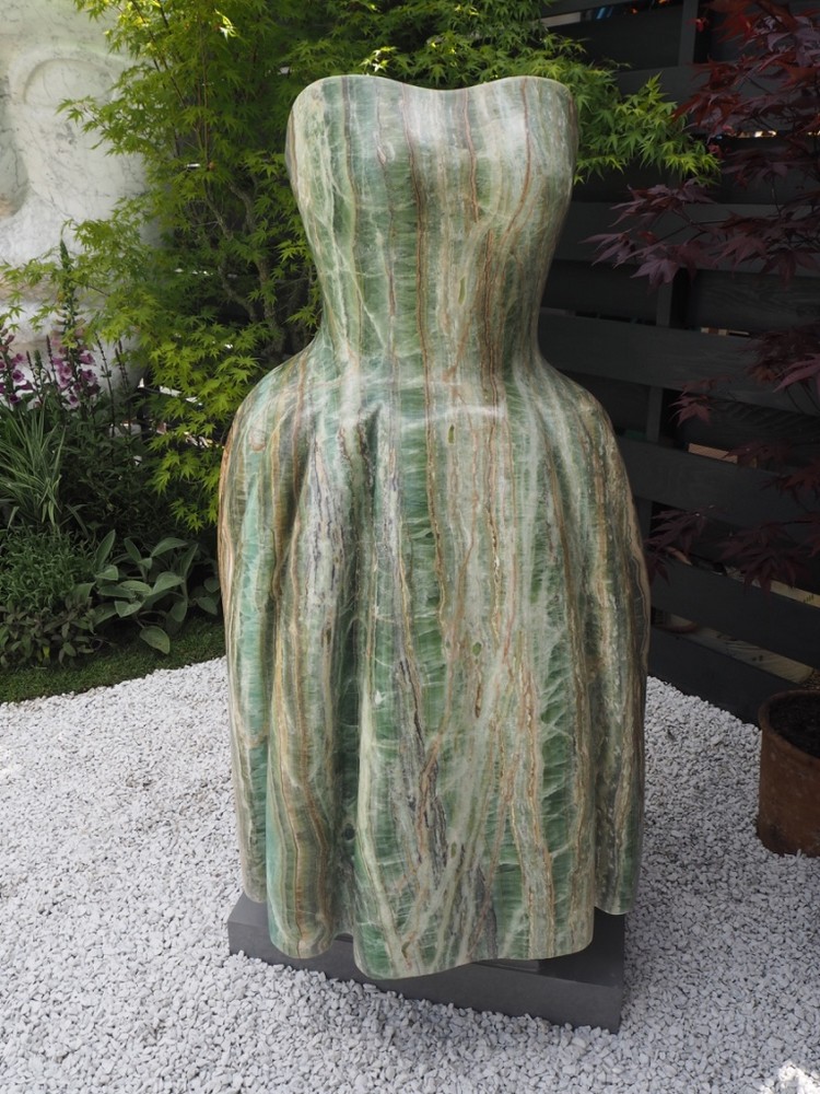 sculpture-moderne-paul-vanstone-robe-onyx-sol-graviers