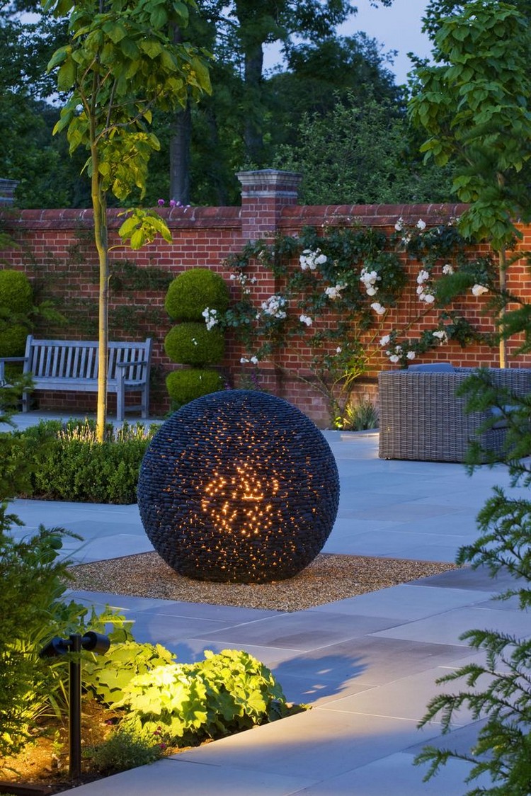 sculpture-moderne-sphère-lumineuse-éclariage-déco-espace-outdoor