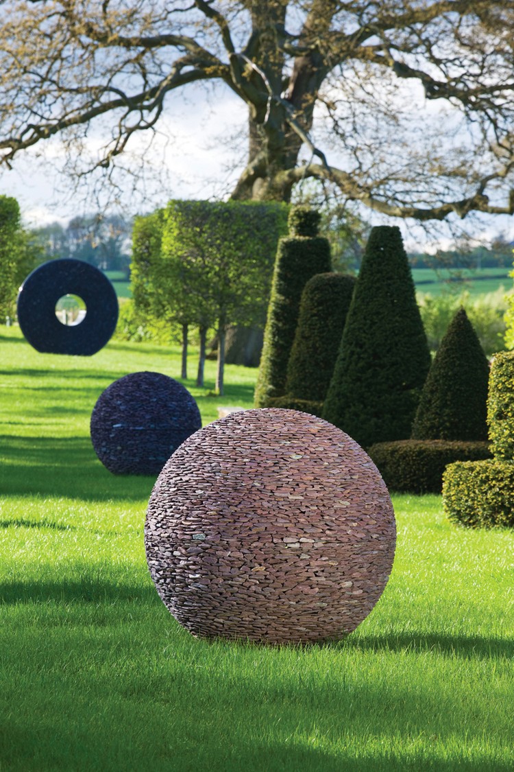 sculpture-moderne-sphérique-galets-déco-idées-jardin