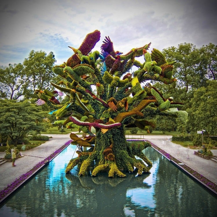 sculpture-moderne-végétalisée-bassin-eau-piscine-jardin-moderne