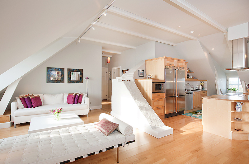 studio avec cuisine semi ouverte sur salon avec meubles en bois clair et blanc studio-cuisine-ouverte-salon-meubles-bois-clair-blanc-méridinne