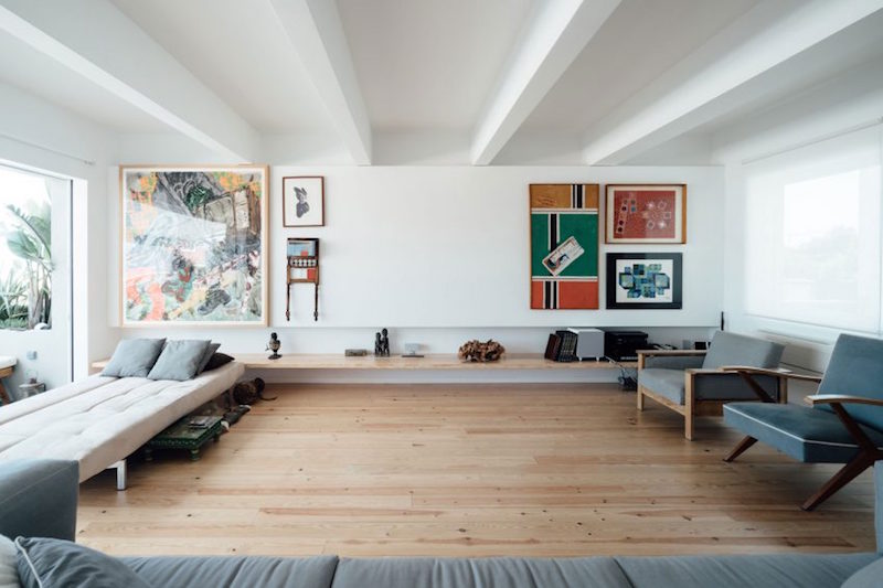 style éclectique- plancher-rustique-meubles-vintage-fond-moderne