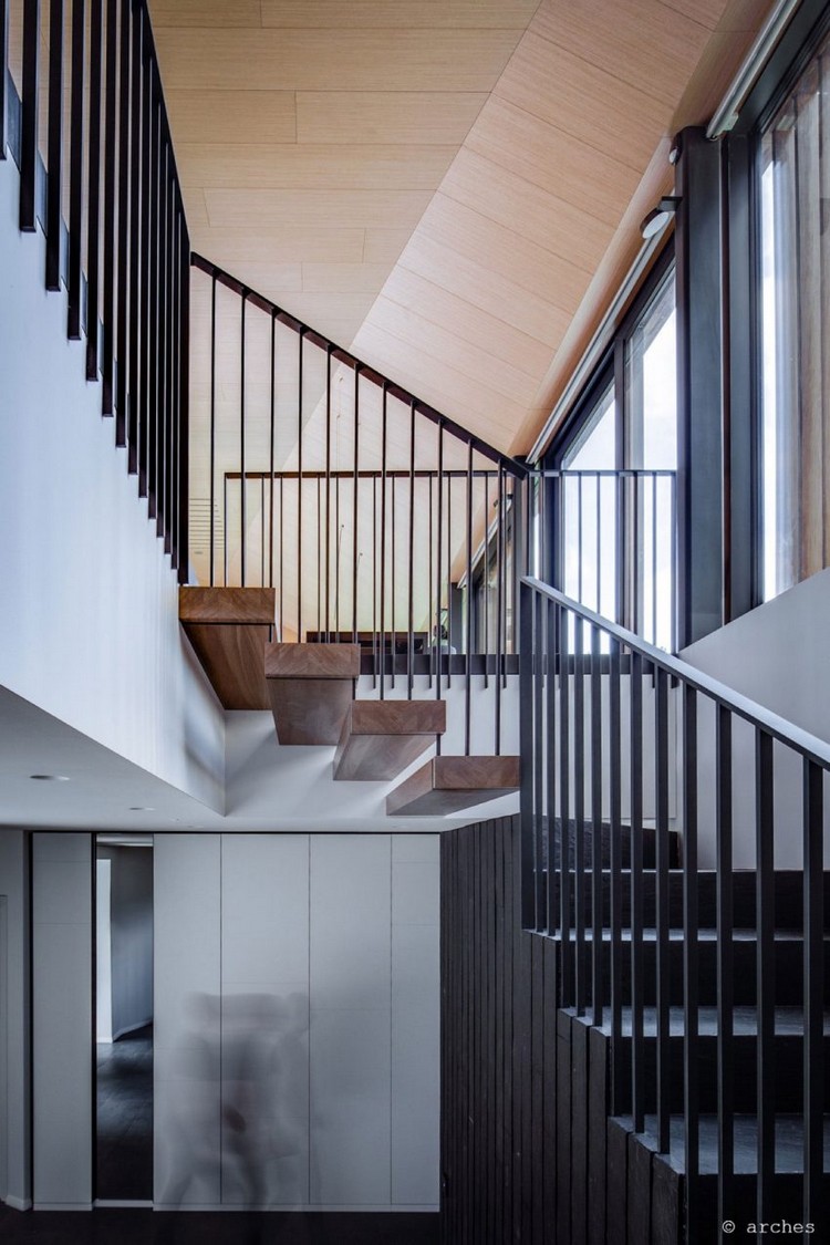 toit-mansardé-plafond-bois-massif-escalier-suspendu-maison-design