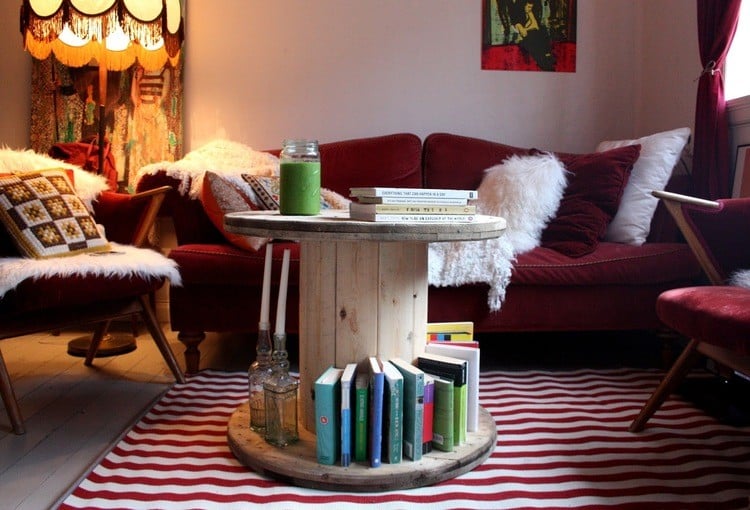 touret-table-basse-idées-salon-tapis-motifs-canapé-velours-rouge