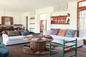 touret-table-basse-salon-boho-chic-coussins-déco-chaises-étagères