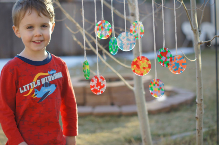 travaux manuels enfants - des attrape-soleil super originaux en perles fondues travaux manuels enfants-attrape-soleil-perles-fondues-multiclores-idée-bricolage-enfant