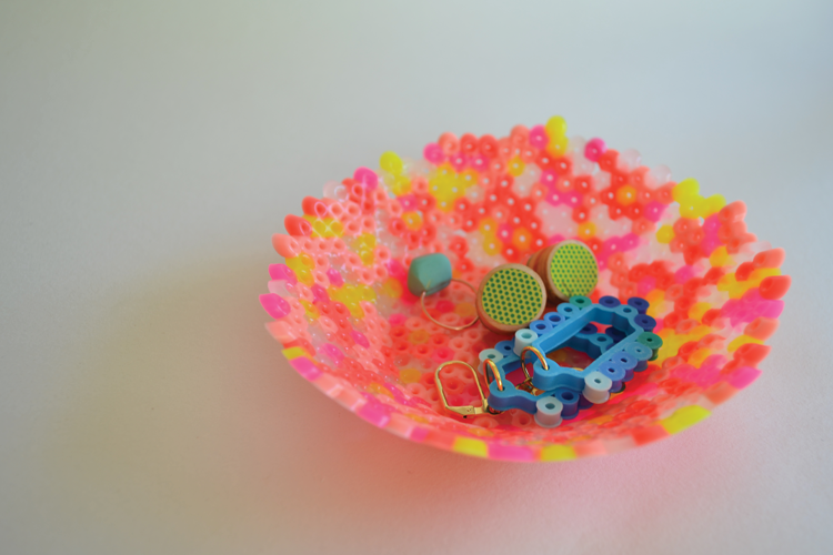 idée de travaux manuels enfants - une corbeille en perles fondues en rose et orange travaux manuels enfants-corbeille-perles-fondues-accessoire-déco-original