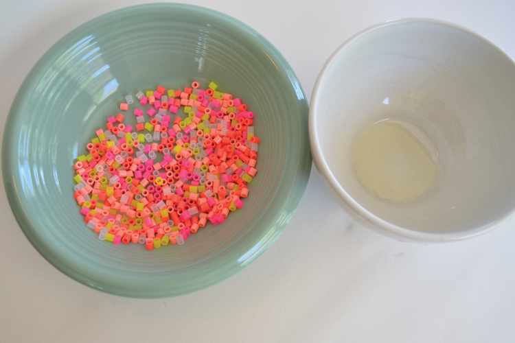 des perles à repasser aux couleurs flashy pour en faire une corbeille originale travaux manuels enfants-perles-repasser-couleur-corail-idée-bricolage-enfants