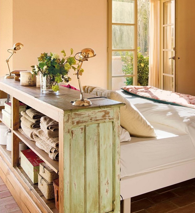 tête de lit avec rangement bois-massif-literie-blanc-neige-chambre-style-provence