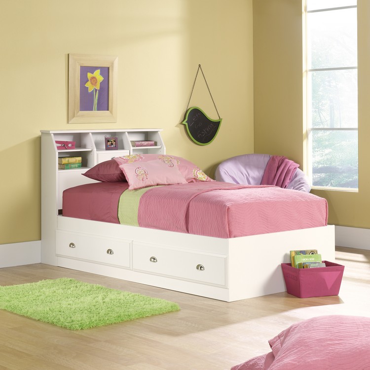 tete-lit-rangement-chambre-enfant-literie-rose-tapis-vert