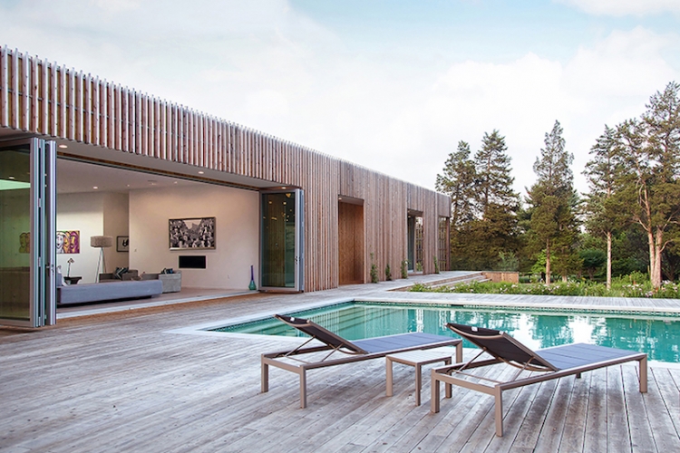 bardage-claire-voie-vertical-baies-vitrées-pliantes-terrasse-piscine