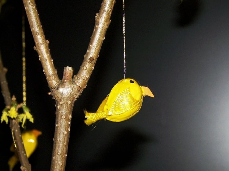 bricolage de printemps-objets-naturels-poussin-Pâques-coquille-noix-peinture-jaune-canari