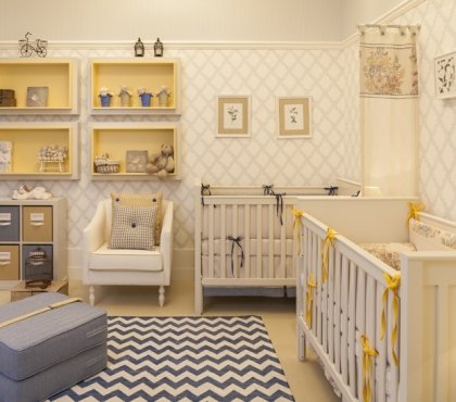 chambre bébé jumeaux-blanc-jaune-tapis-chevron-ottoman