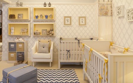 chambre bébé jumeaux-blanc-jaune-tapis-chevron-ottoman