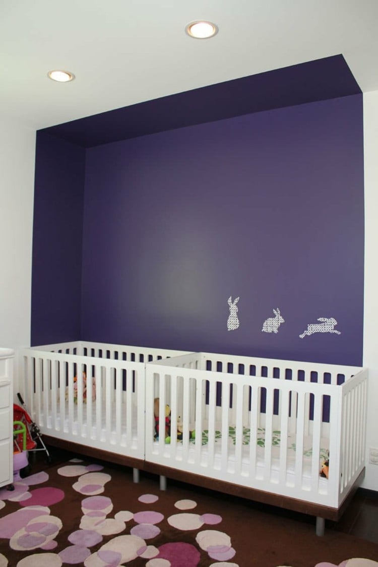 chambre bébé jumeaux-filles-peinture-murale-violet-stickers-lapins-tapis-rose-blanc