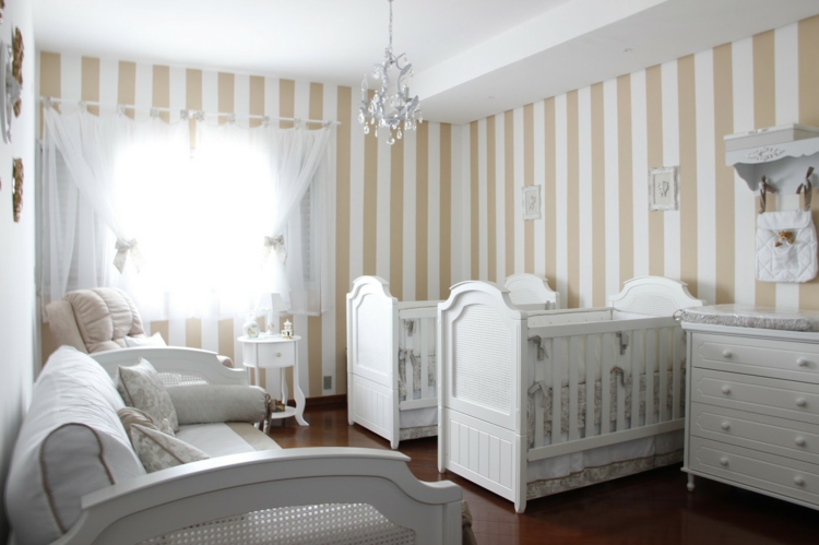 chambre bébé jumeaux-mixte-déco-papier-peint-rayé-mobilier-blanc