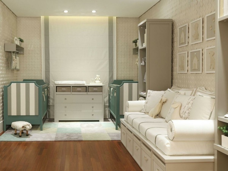 chambre bébé jumeaux-mixte-lit-bébé-vert-sauge-canapé-rangements-tapis-couleurs-pastel
