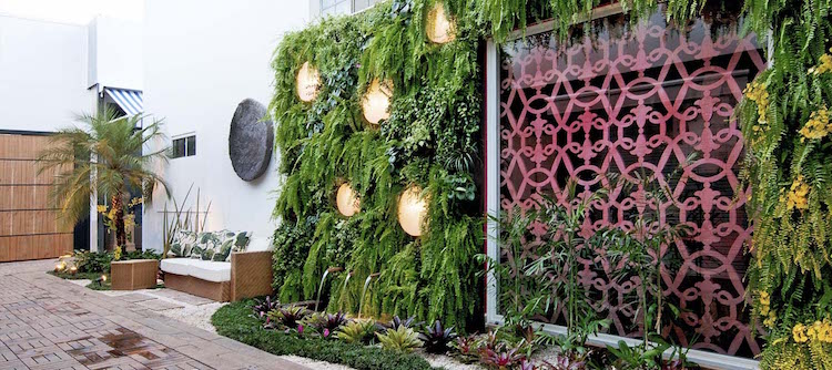 construire mur vegetal exterieur-fougères-fleurs-déco-clôture-métal