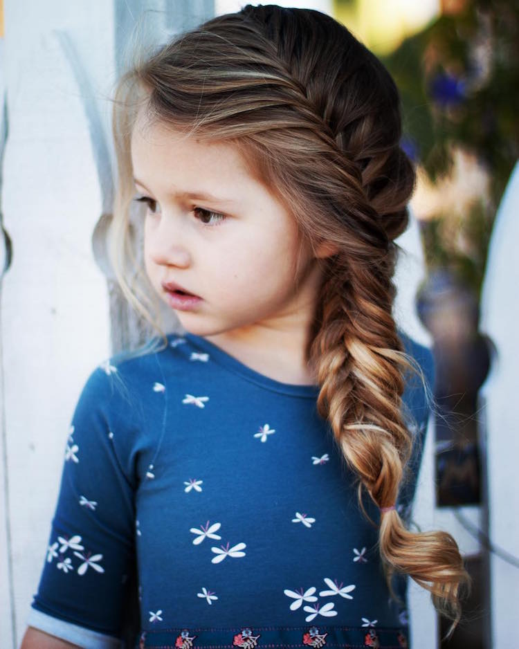 coiffure pour petite fille - tresse épi latérale coupe de cheveux pour enfants-coiffure-fillette-tresse-épi-latérale