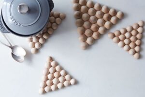 création-bois-pratique-déco-dessous-plats-demi-perles-bois