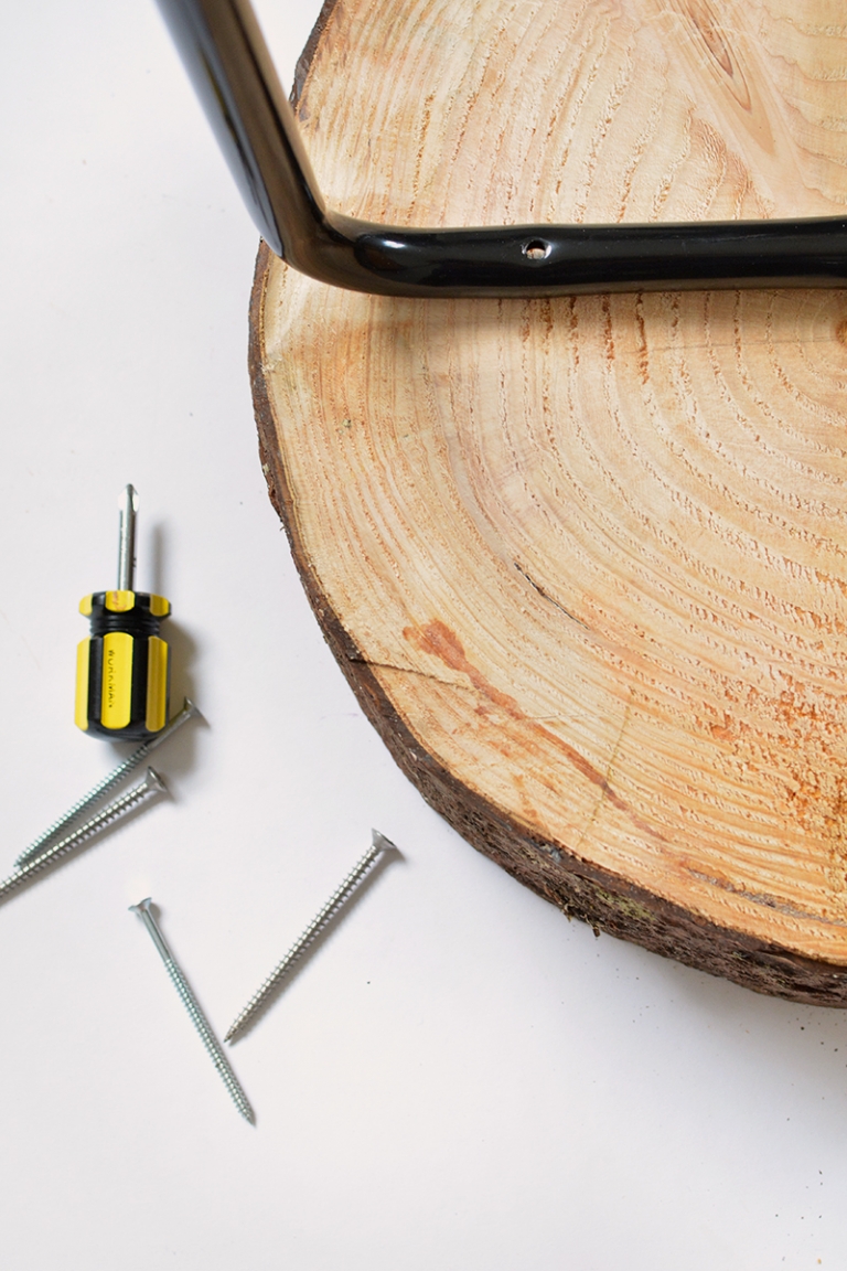 création en bois de table-appoint-pas-chère-partir-tabouret-Ikea-simple