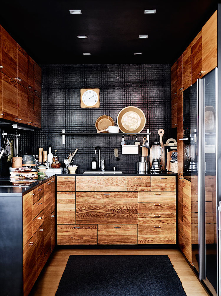 cuisine-bois-massif-style-moderne-mosaique-murale-noire-peinture-plafond-noir